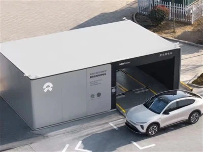 Nio teste l'alimentation électrique du véhicule-vers-le réseau à l'aide de st...